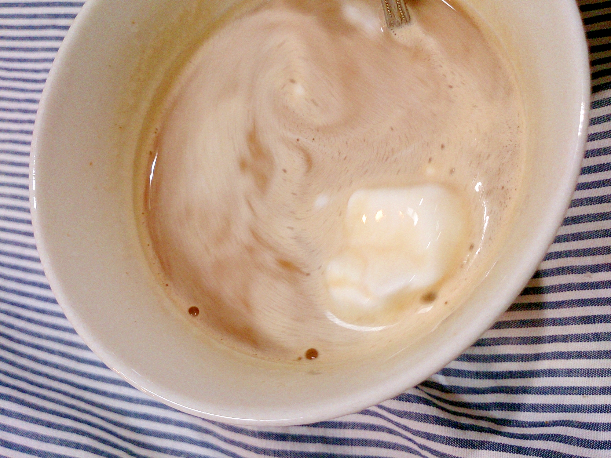 ホイップクリームのせで濃厚ミルクコーヒー