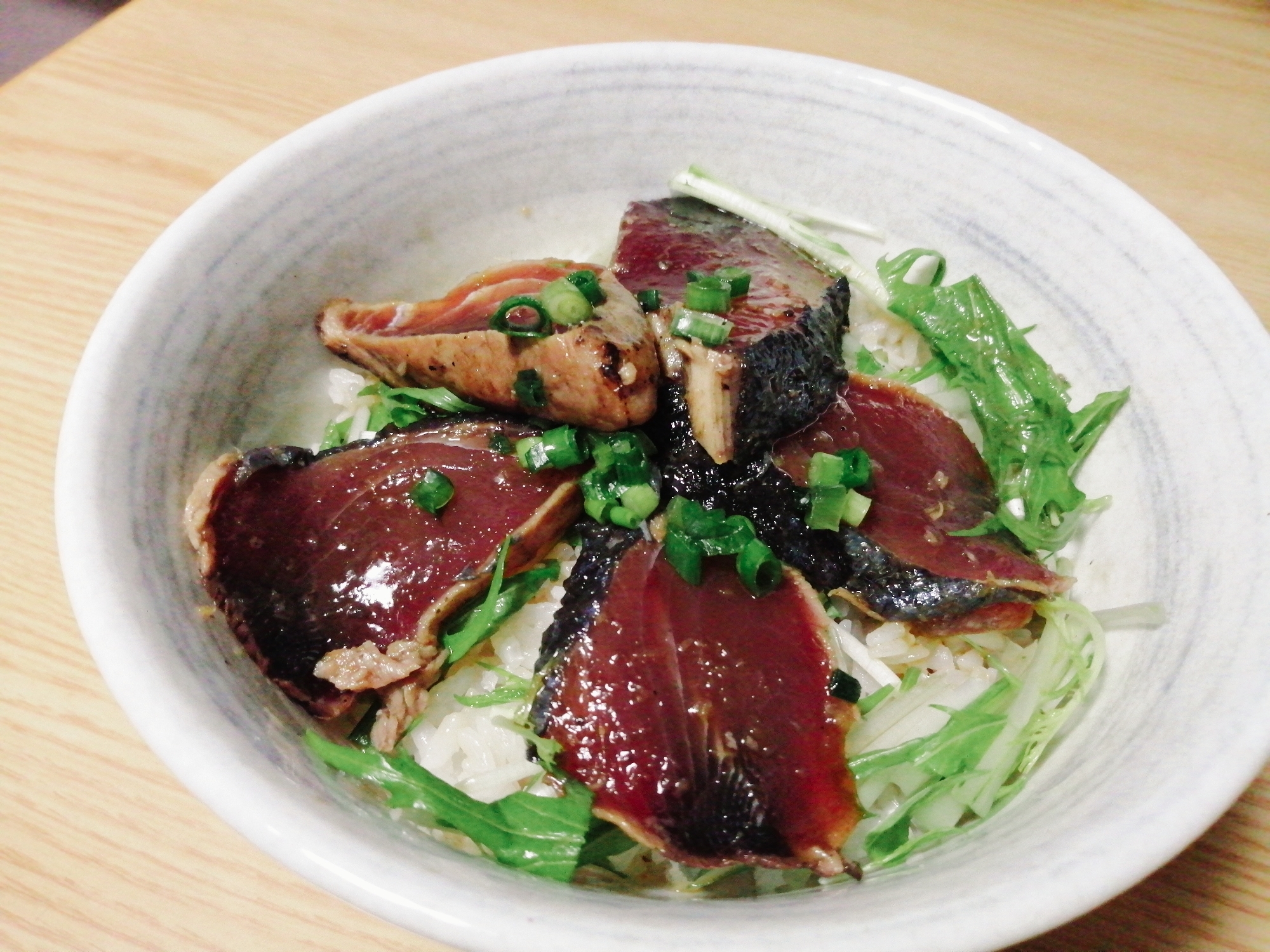 かつおのたたきと水菜の丼