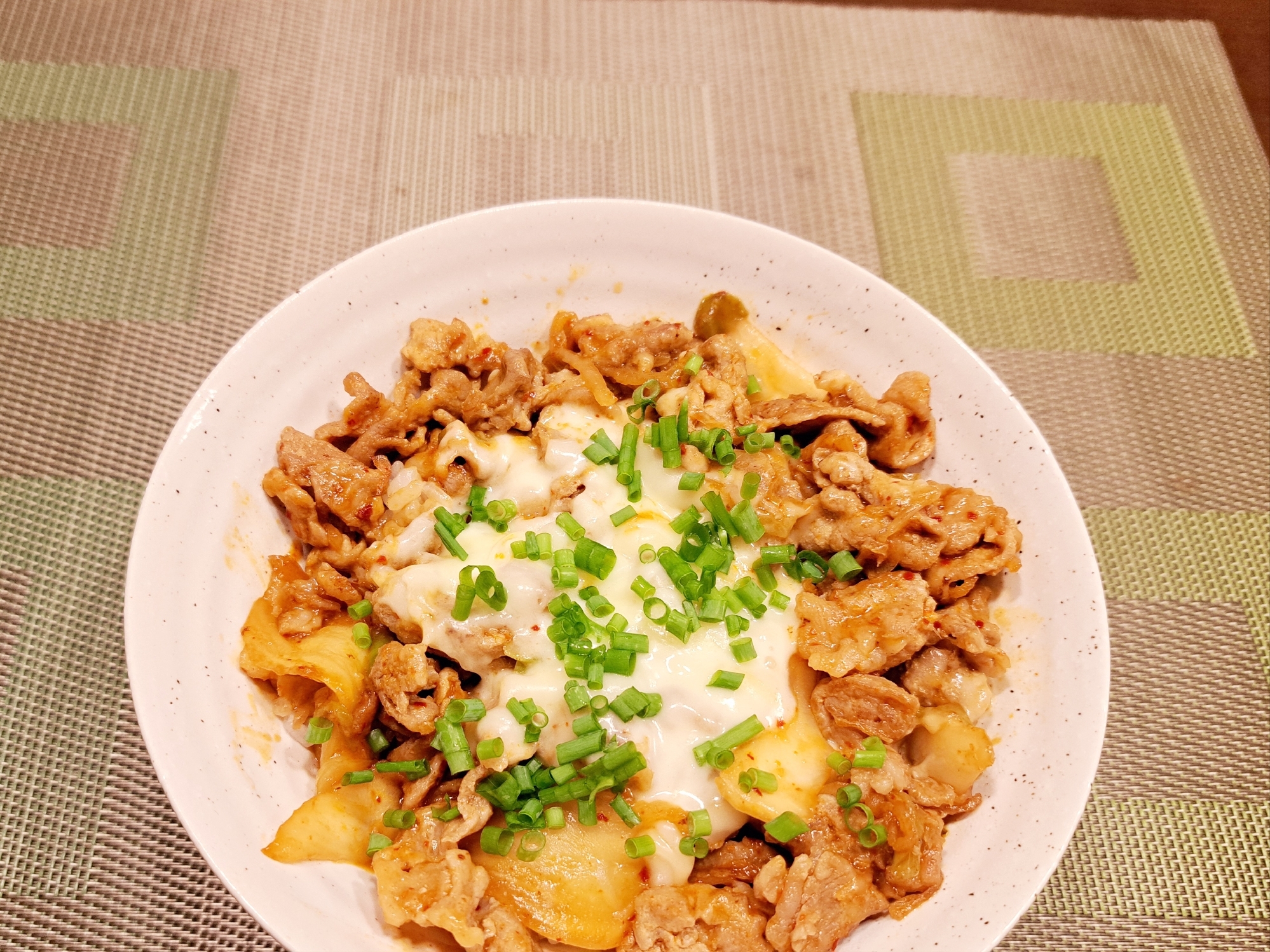 ボリュームたっぷり！夕食に！豚キムチ チーズ丼