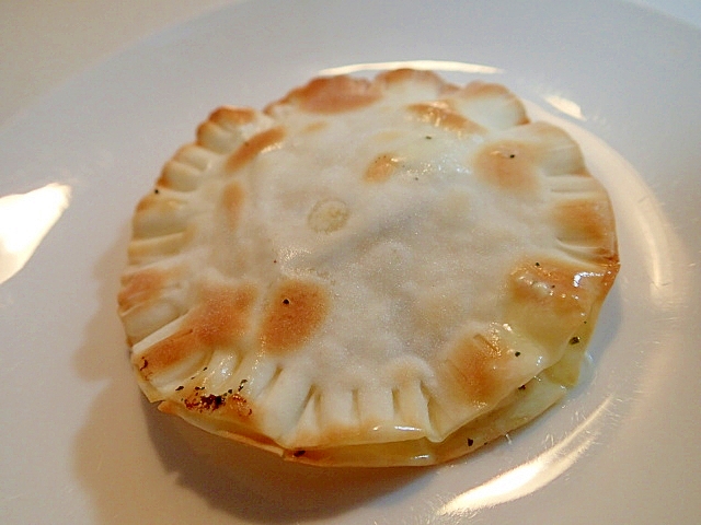 餃子の皮で　バジル香るモッツァレラチーズパイ