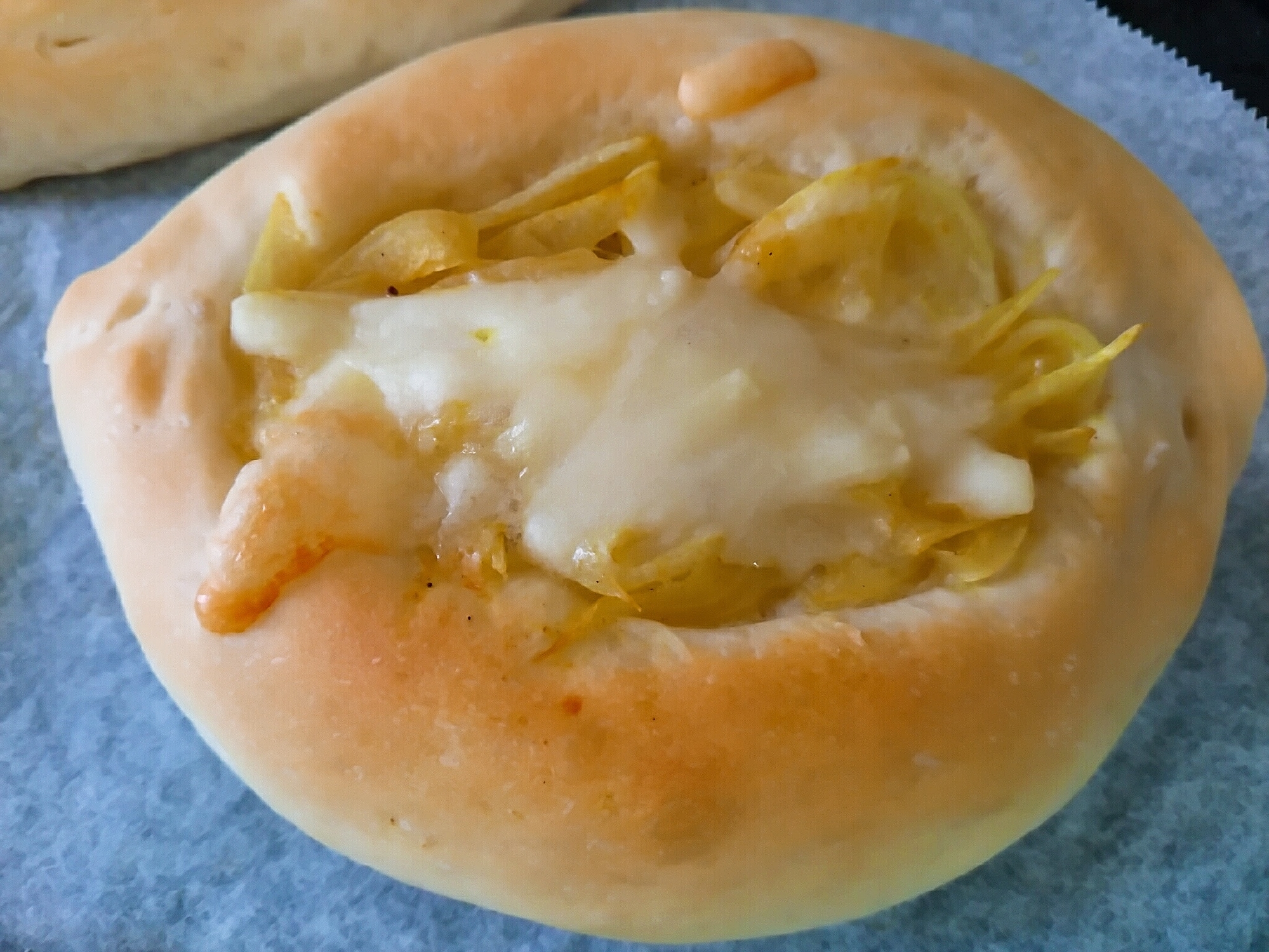新玉葱チーズカレーの惣菜パン