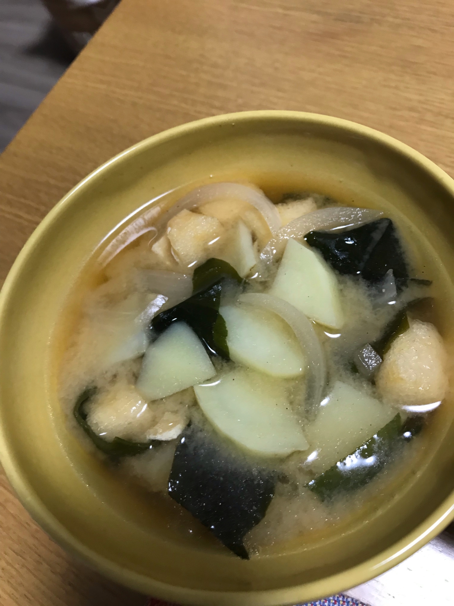 玉ねぎとじゃがいもの味噌汁