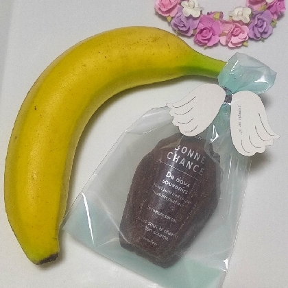 プレゼント用にマドレーヌ作りました♪フルーツはバナナです…