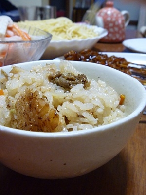 残った肉野菜炒めで炊き込みご飯