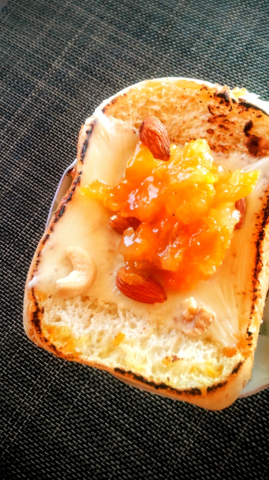 ジャムナッツチーズのトースト