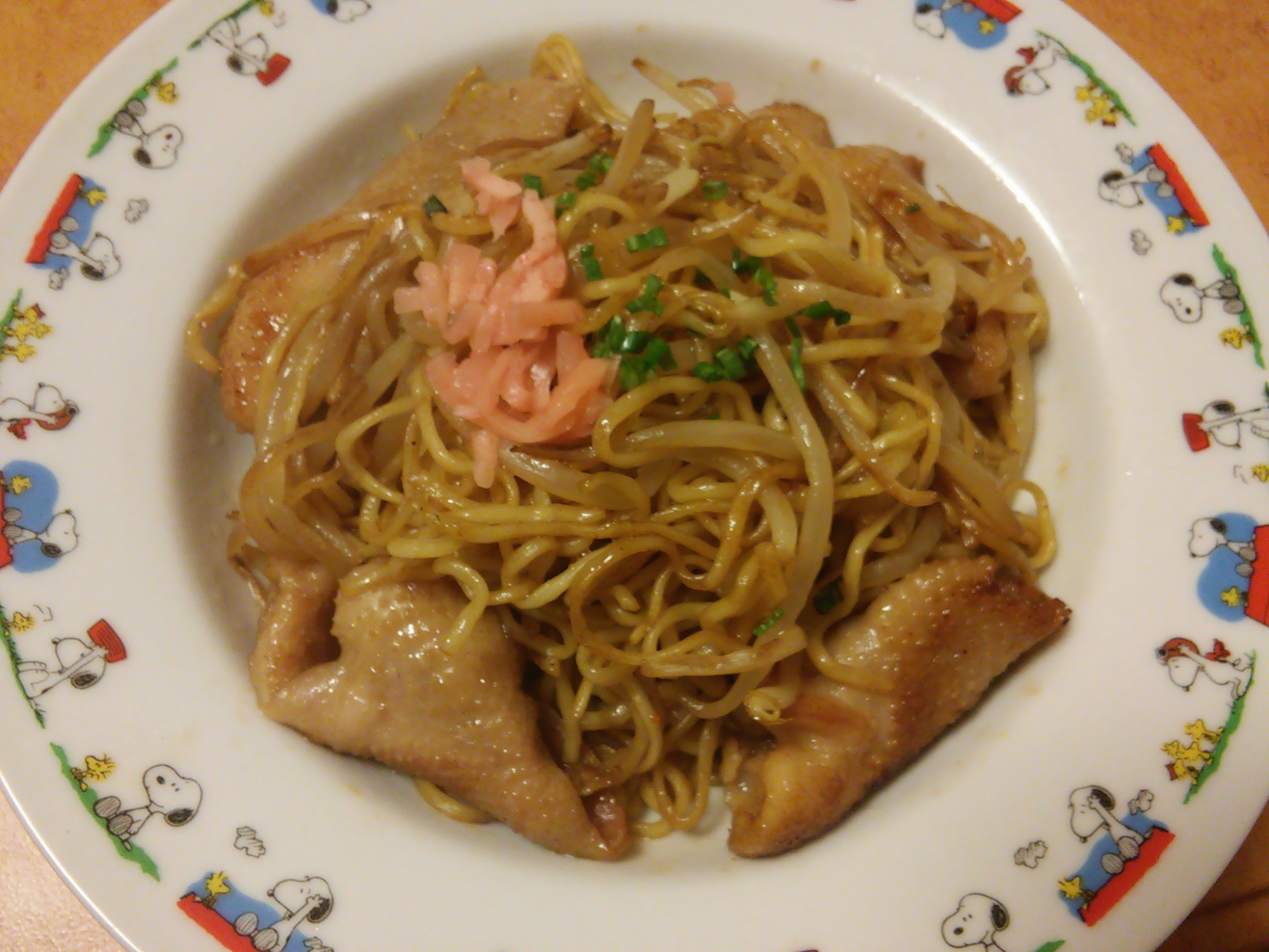 白い皿に盛られた鶏皮ともやしの焼きそば