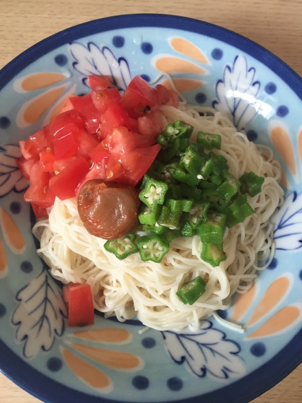 トマトとオクラのぶっかけそうめん