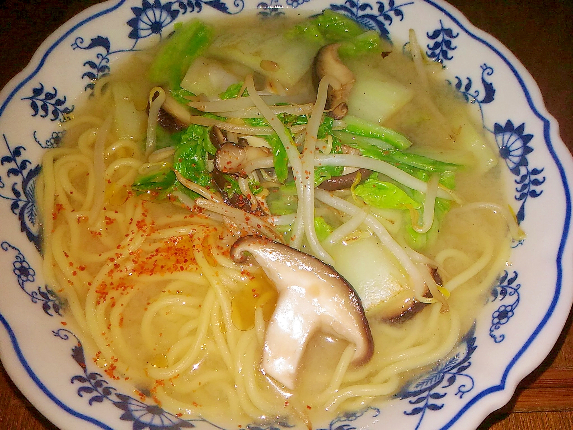 椎茸と白菜、もやしの味噌ラーメン