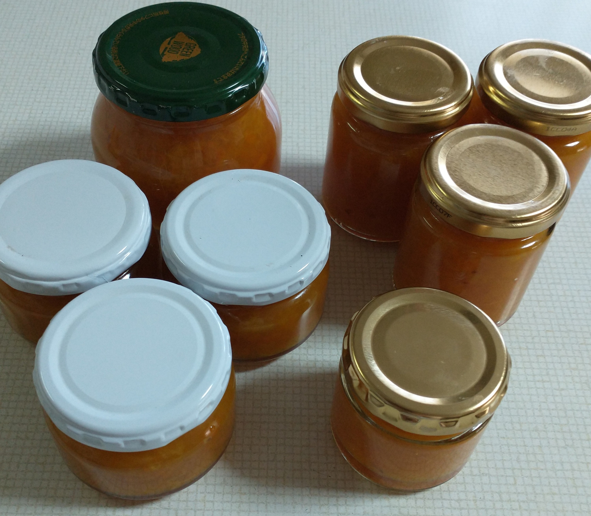 ガラス瓶に詰められたマーマレードジャム