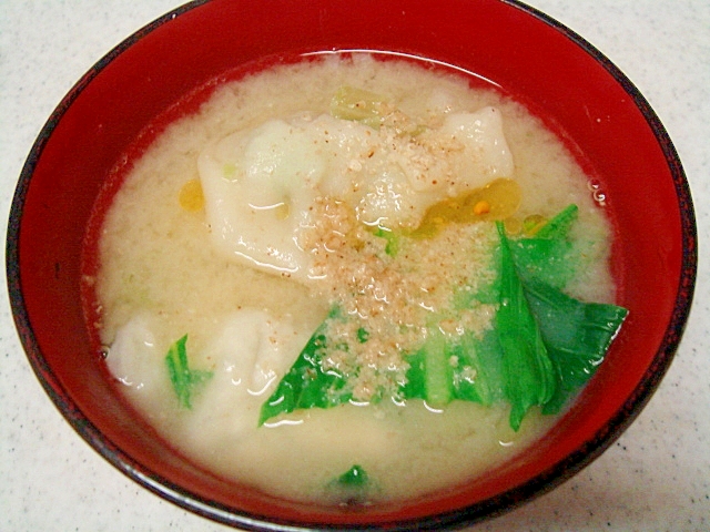 餃子と青梗菜のピリ辛胡麻味噌汁