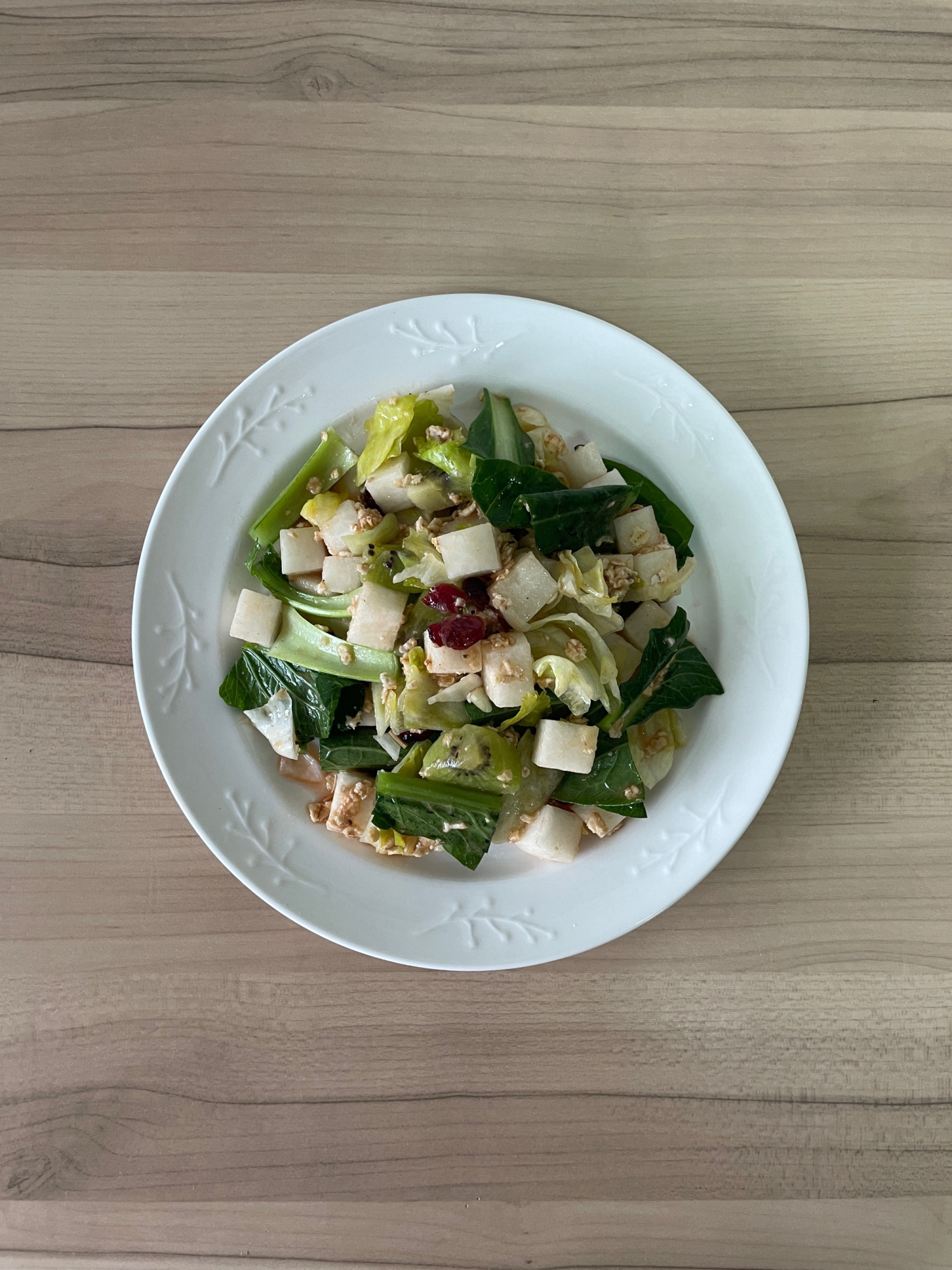 三種の野菜とキウイのオートミールクランベリーサラダ