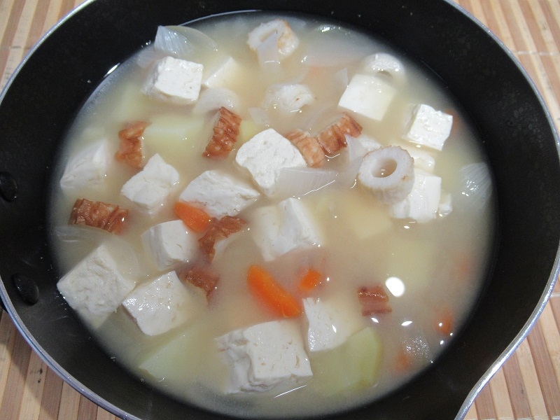 豆腐とちくわの味噌汁