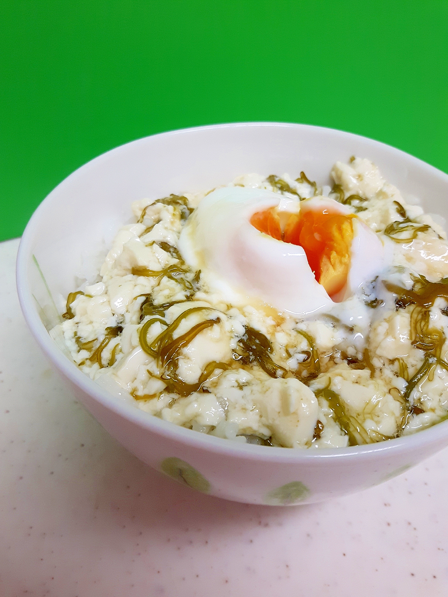 簡単・ヘルシー！(^^)めかぶ豆腐と温玉のせ丼♪