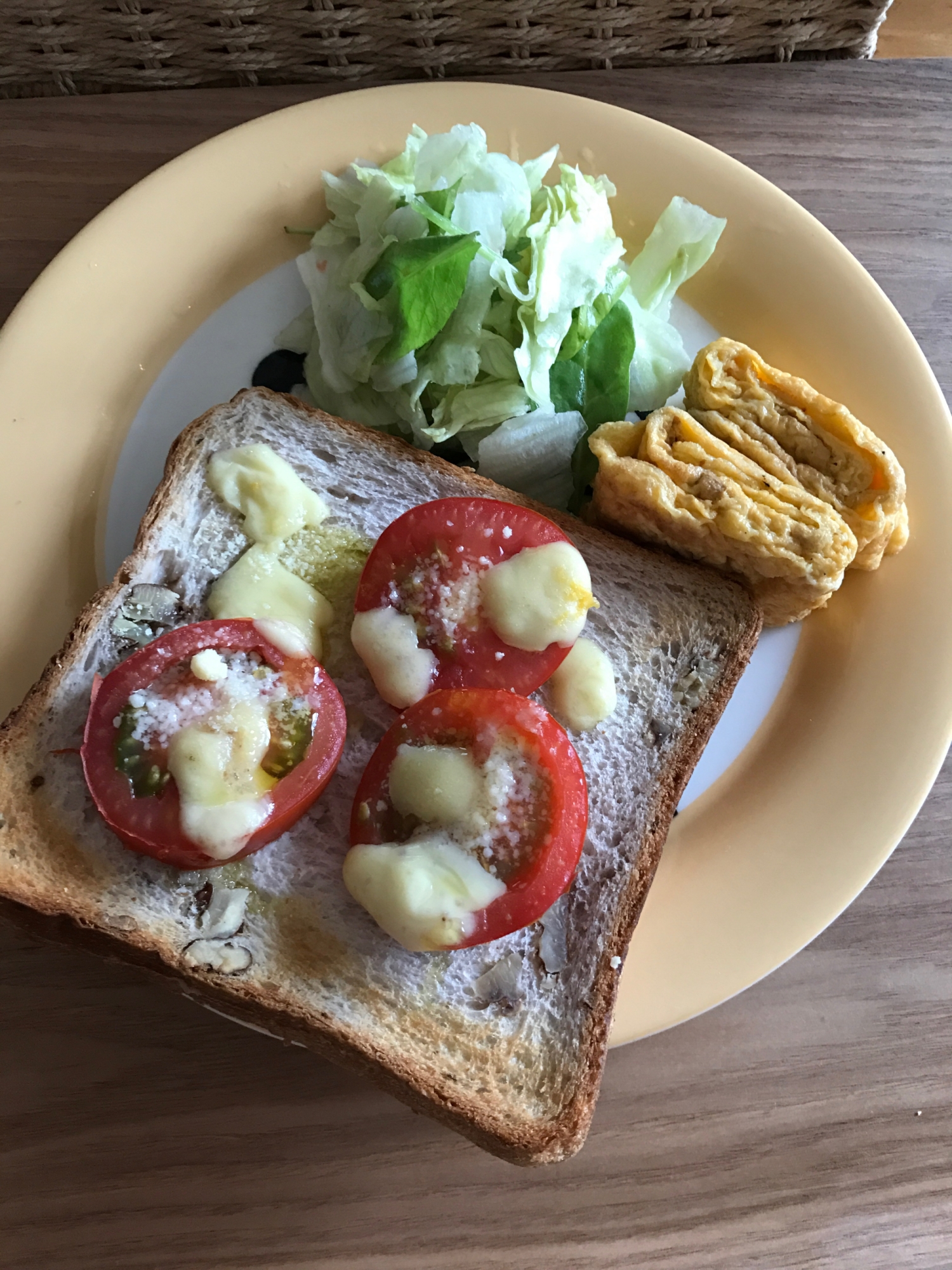 トマトチーズトーストとサラダの朝ごはん