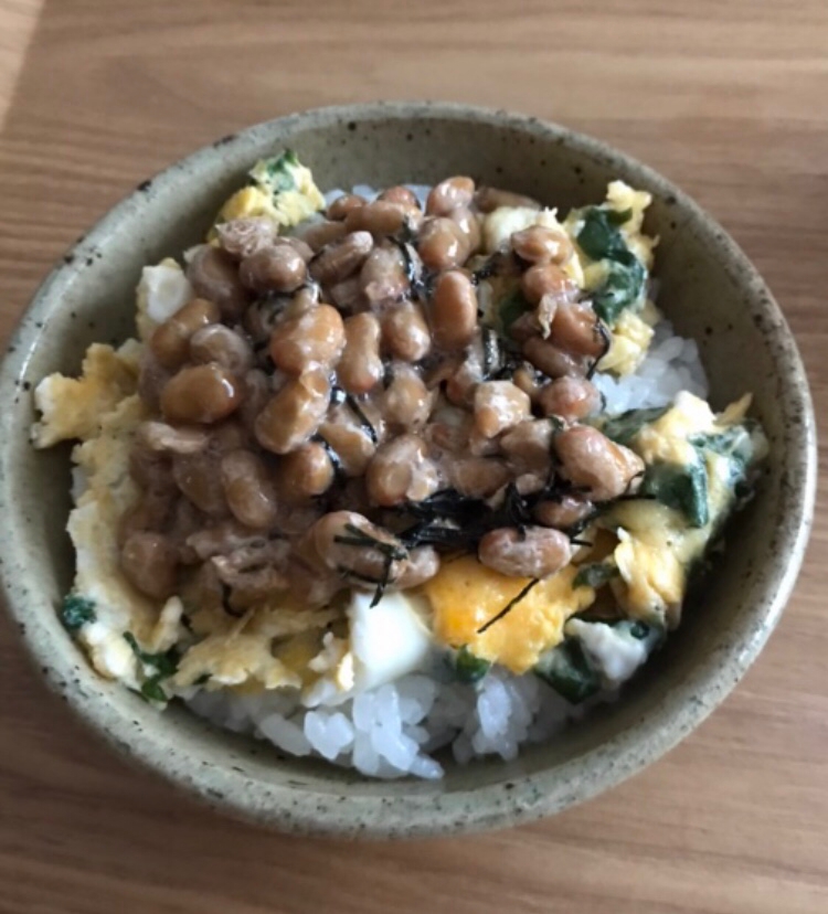 青じその卵炒めと刻み海苔納豆のせごはん