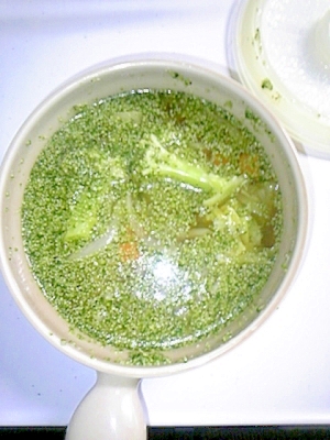 緑鮮やか☆ブロッコリーのコンソメスープ
