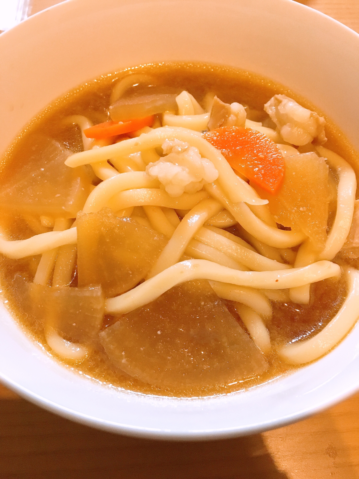 白い器に盛り付けたもつ入りみそ煮込みうどん