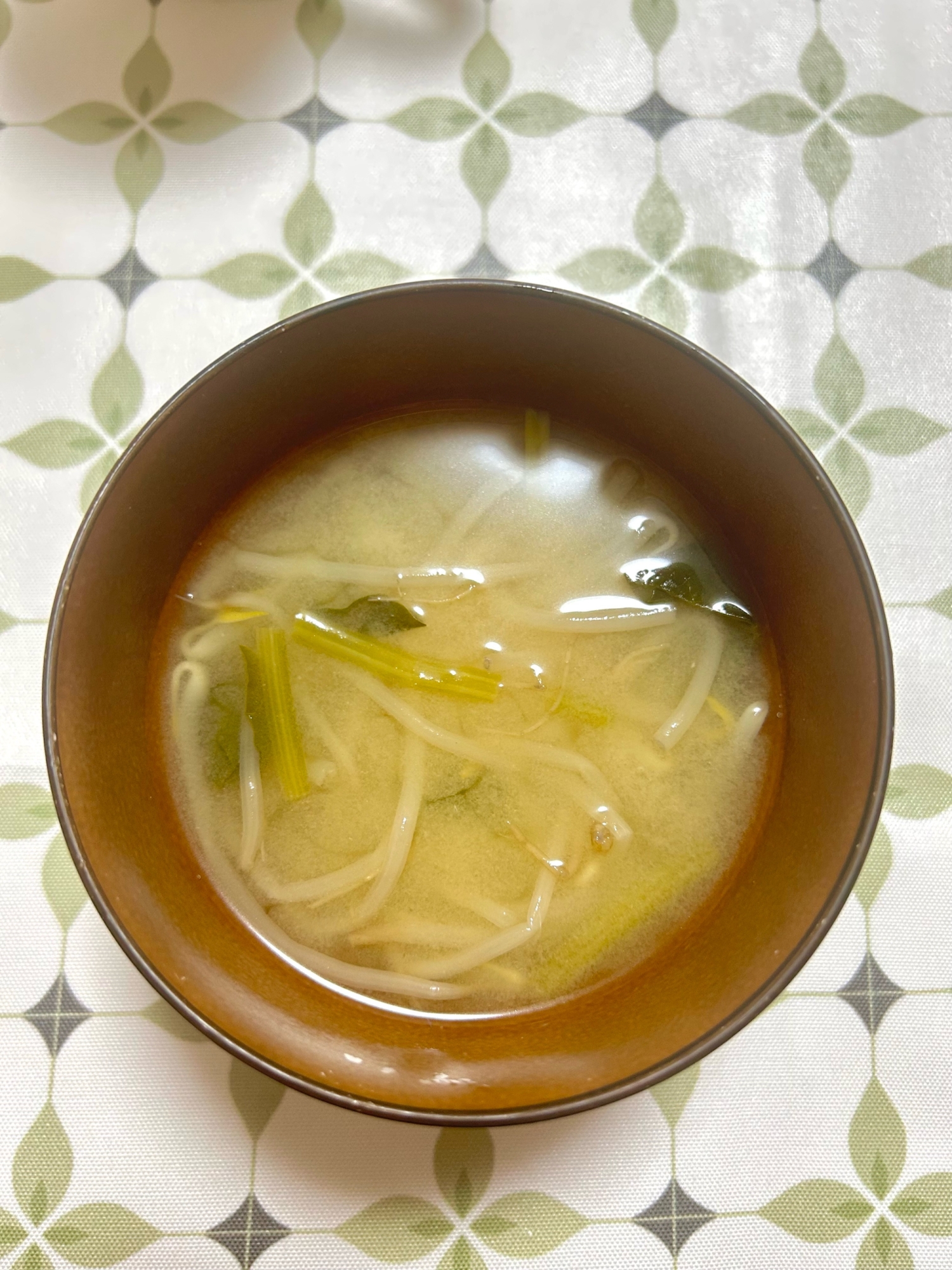 もやしとほうれん草の味噌汁
