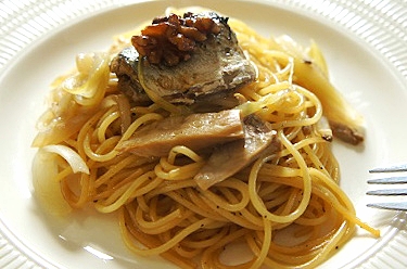 ワインが進む、燻製秋刀魚と胡桃のスパゲッティーニ