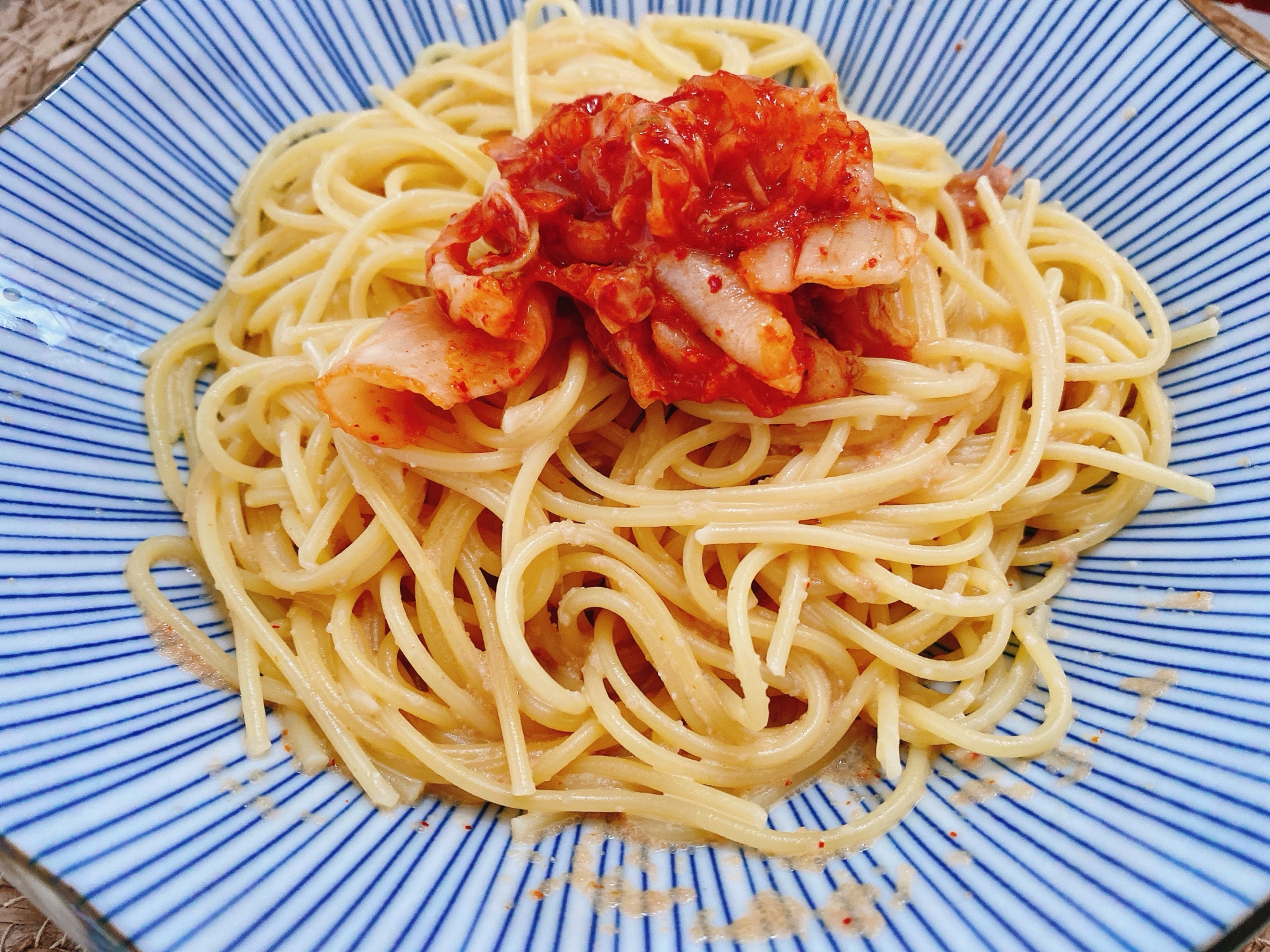 キムチをトッピングした明太子ソースパスタ