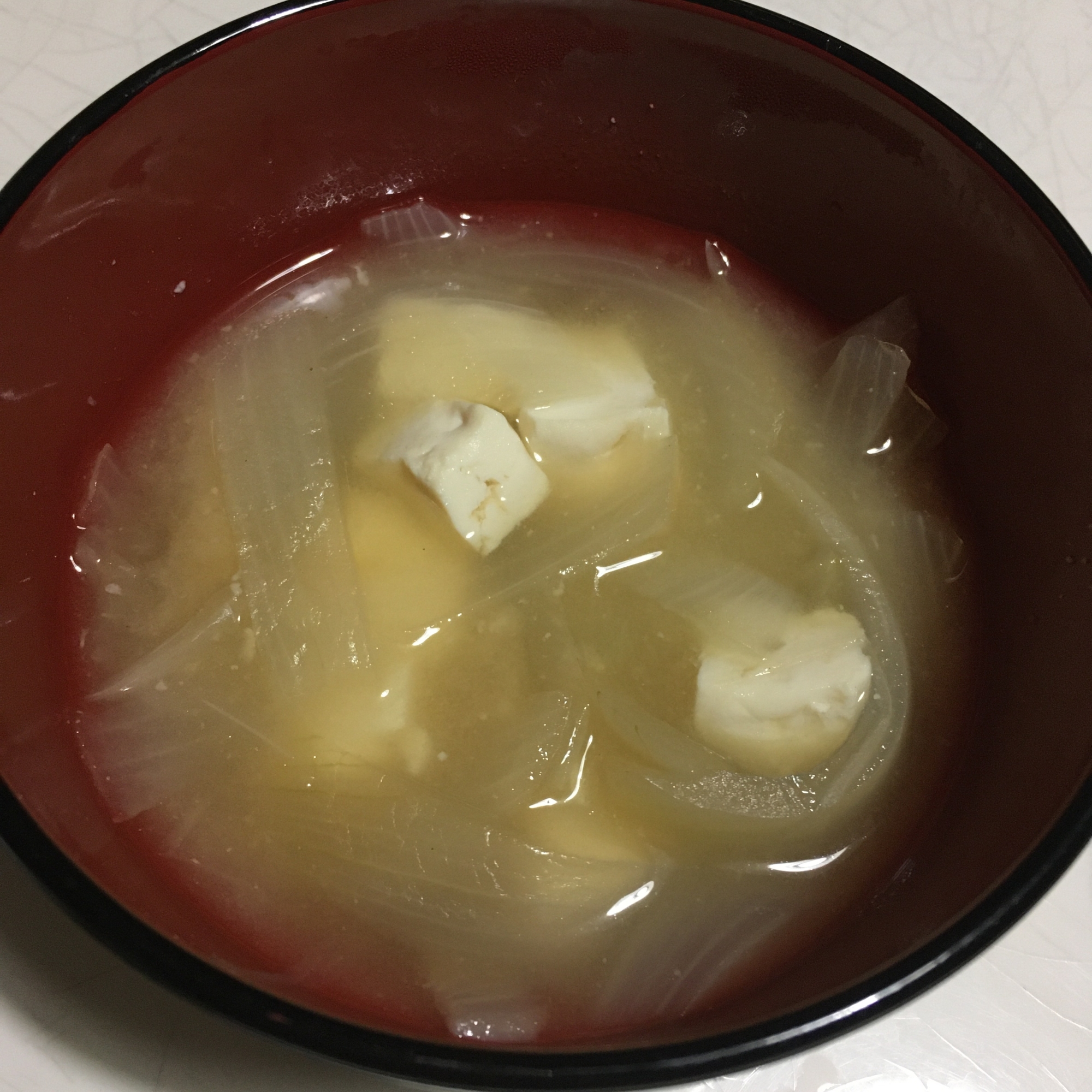 甘くておいしい、たっぷり玉ねぎと豆腐の味噌汁