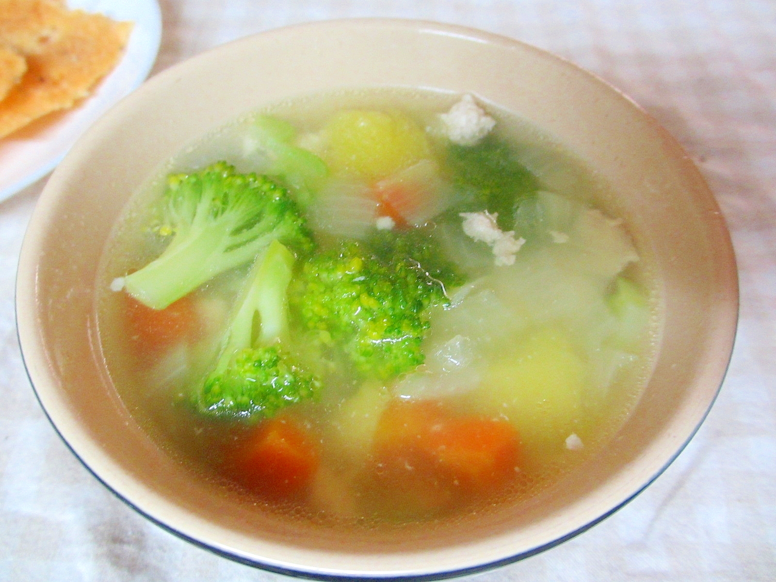 鶏ひき肉とジャガイモ、ブロッコリーのスープ