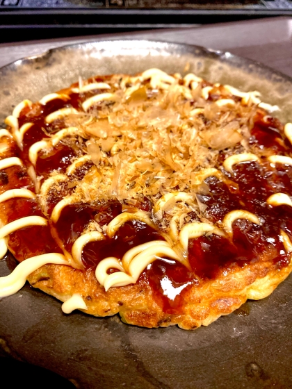 久しぶりのお好み焼きです。
ガマンガマン…ついパンパンしてみたくなるところ、待ち時間も味の内と言い聞かせ、カリッとふわっと美味しく焼けました。
ご馳走様です！