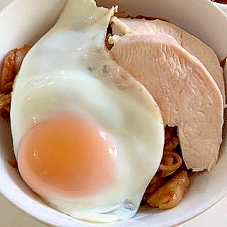 鶏皮・きゃべつ・長ねぎの焼そば　鶏ハムと目玉焼きも