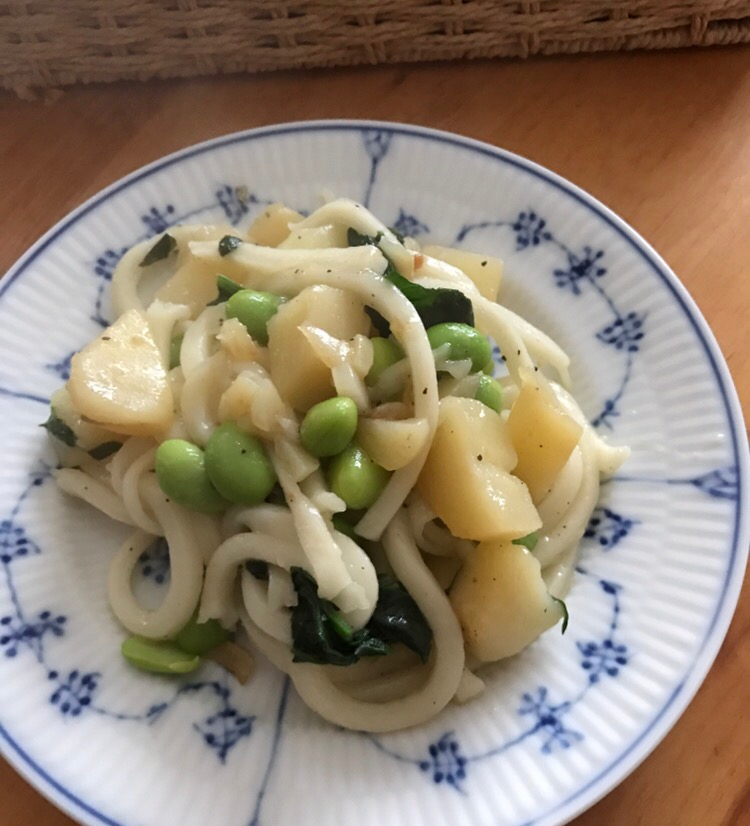 じゃがいもと枝豆、ほうれん草の焼きうどん