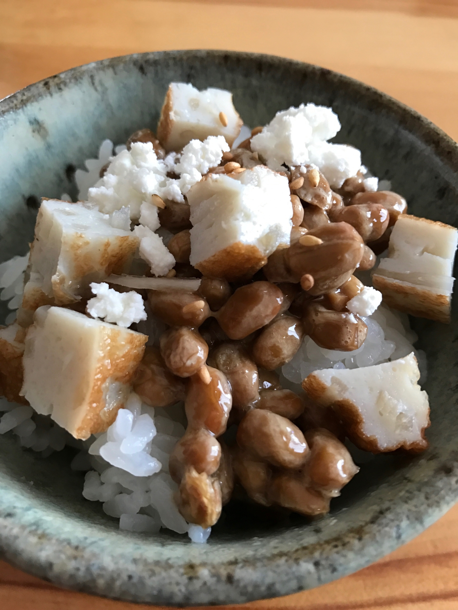 ゴボウ天とカッテージチーズの納豆丼