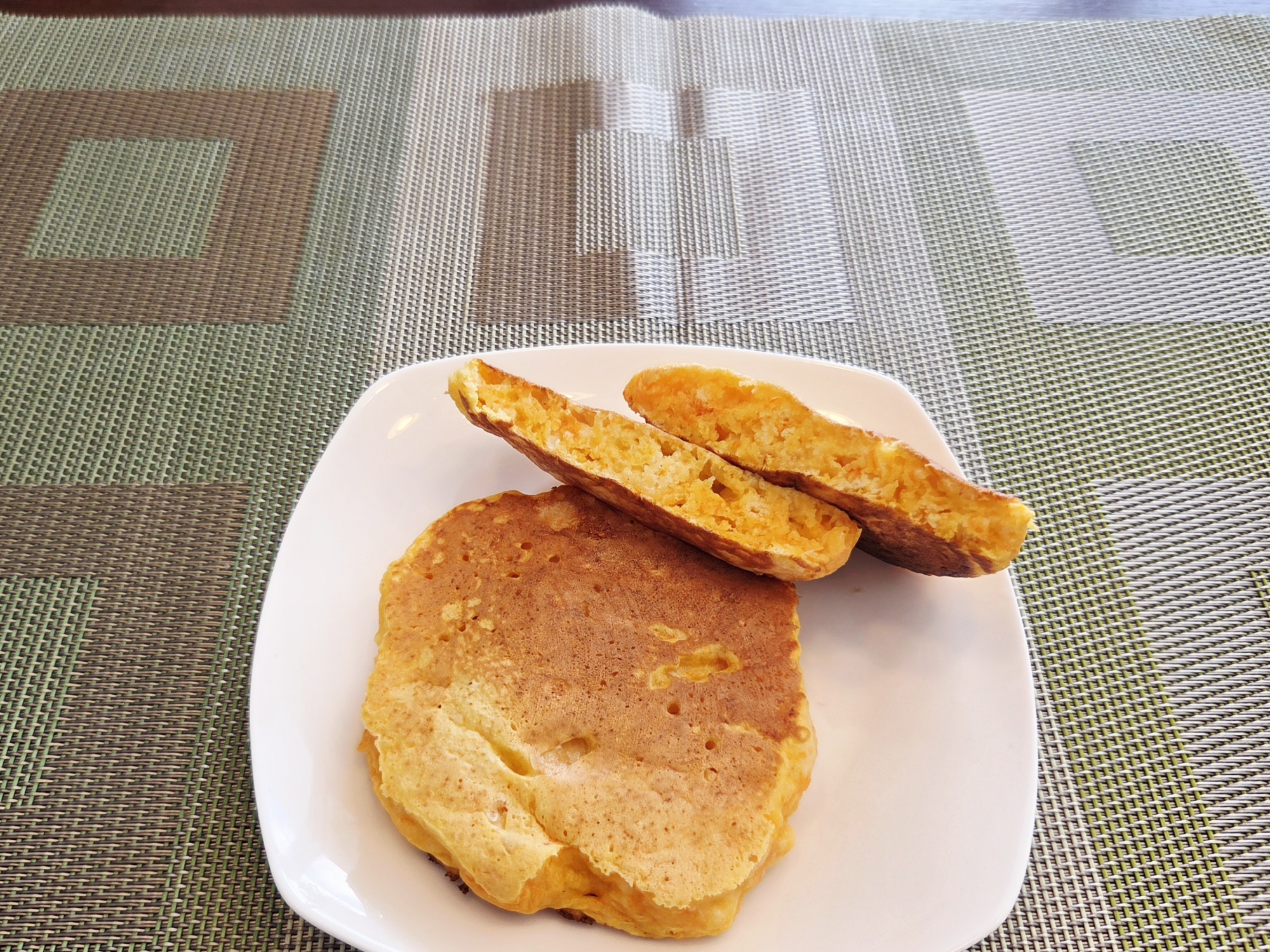 栄養満点！国産チーズと にんじんのパンケーキ