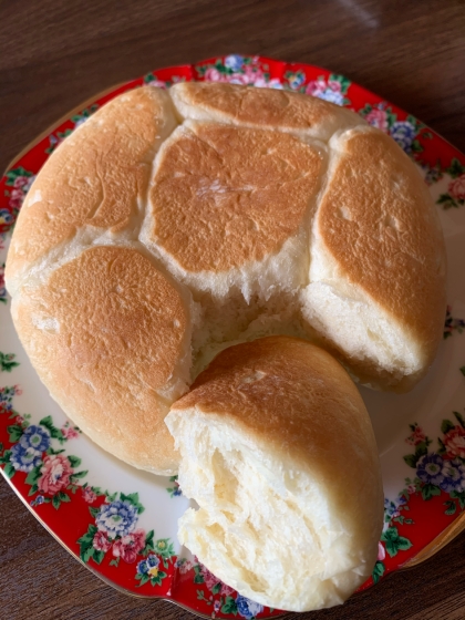 わかりやすいレシピで、モチモチ食感のパンが出来ました。次回はベーコンやチーズ入れに挑戦します。有難うございました
