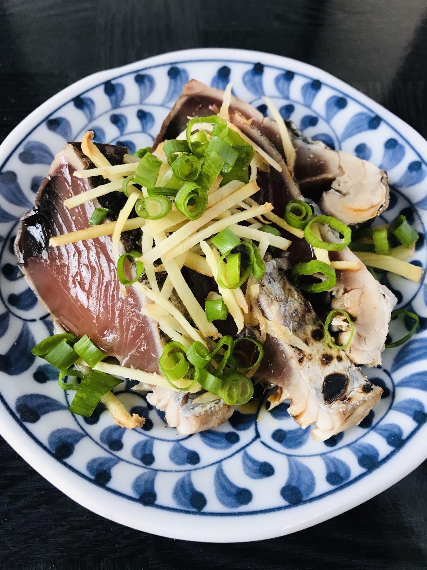 青い皿に盛り付けられたカルパッチョ風かつおのたたき