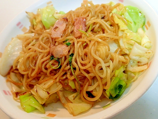 ベーコンとキャベツと豆苗のソース焼きそば