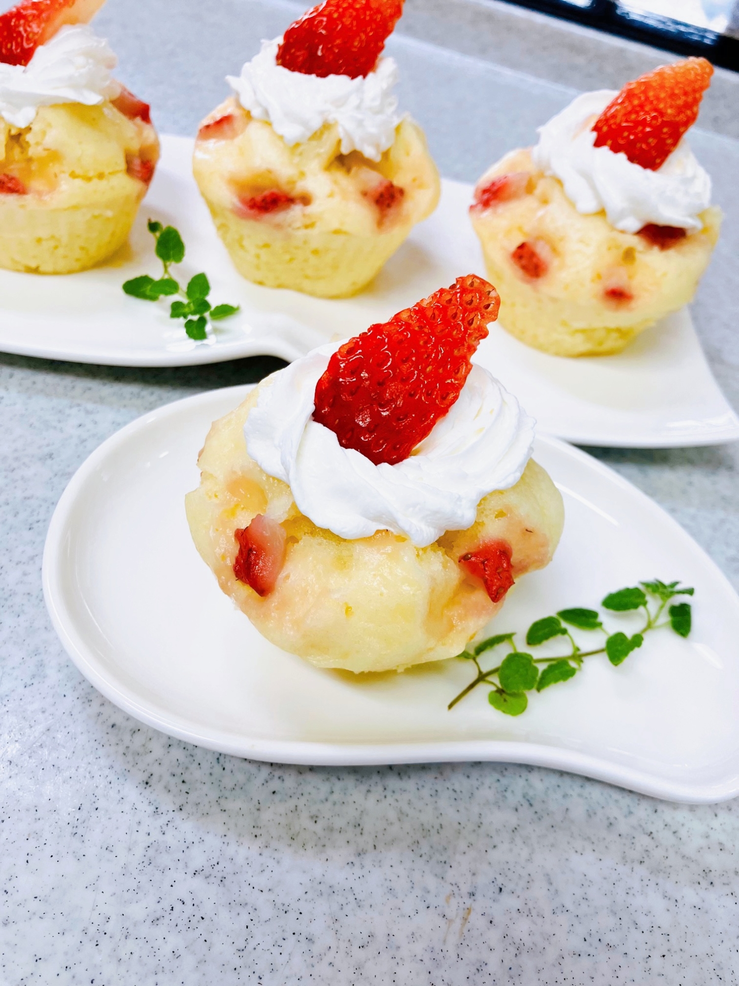 白い皿に盛られた卵不使用のヨーグルト蒸しパンケーキ