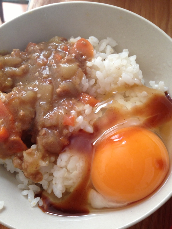 残ったカレーで！カレーの卵かけご飯☆