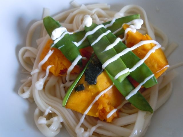 カボチャときぬさやサラダうどん