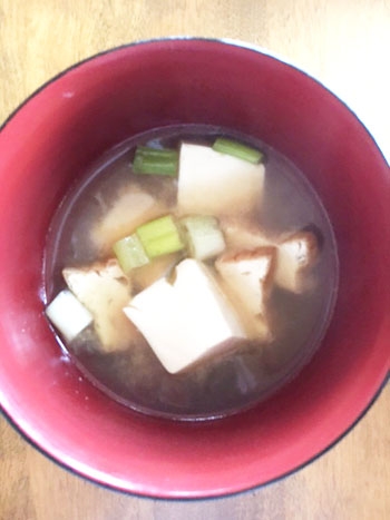 豆腐、生揚げ、玉ねぎの味噌汁