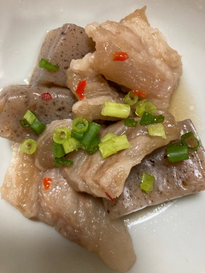 豚すじ肉とこんにゃくの煮込み