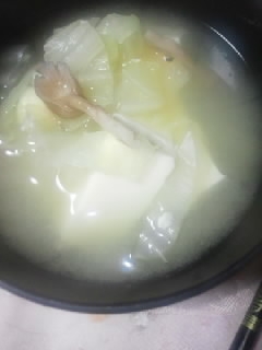白菜とシメジと豆腐の味噌汁