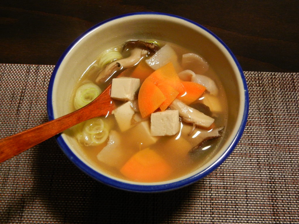 豆腐とニンジンとヒラタケの豚汁