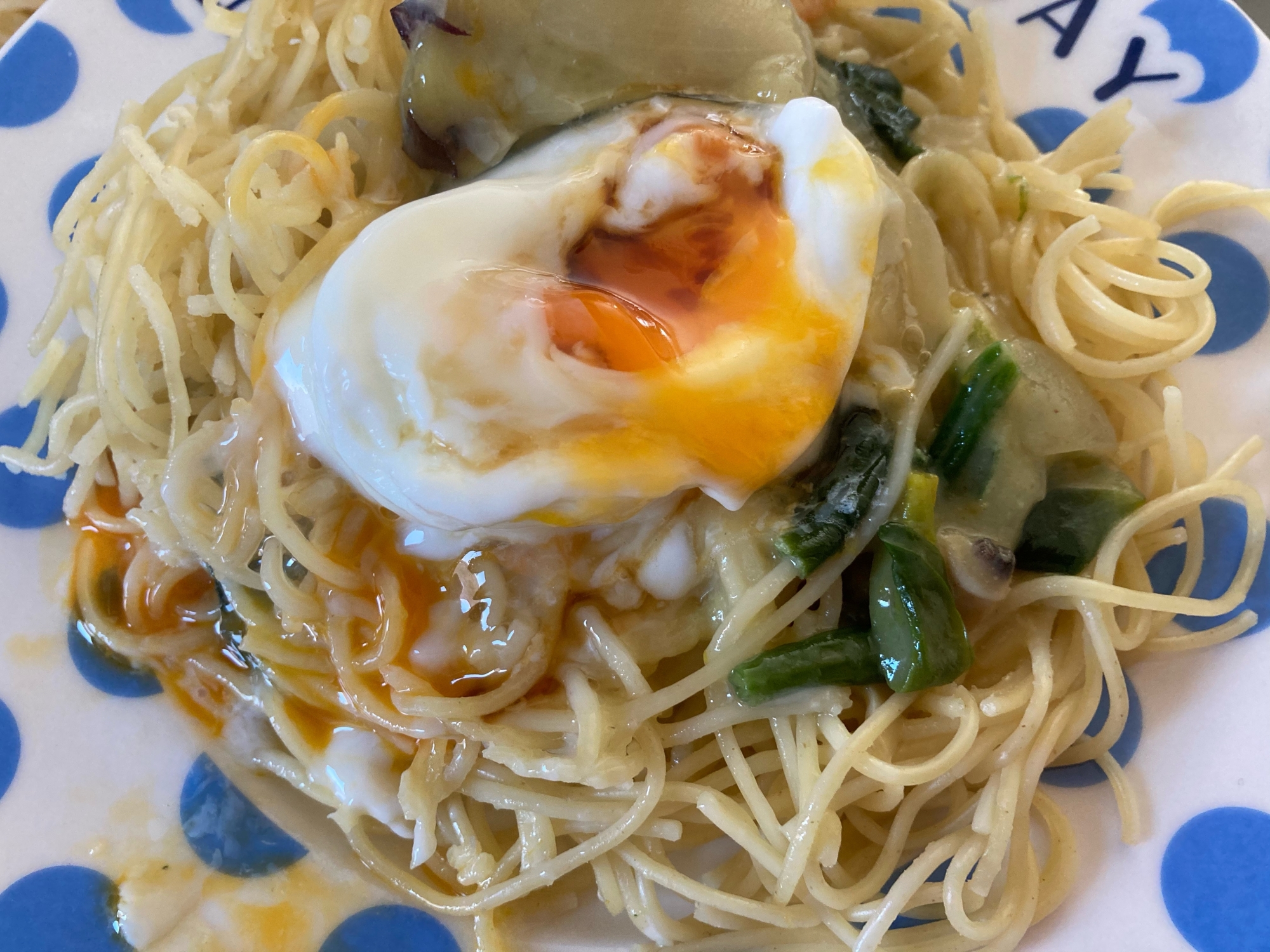 玉ねぎと春菊の温玉乗せパスタ♫