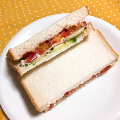 野菜がたくさん入ったサンドイッチが大好きです❤️
トマトが入るとジューシーで美味しいですね♪
旨ごちそうさまでした(*´∇｀*)