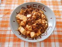 ラズベリっちさん、こんにちは♪Cook Doの四川風の素で作りました。麻婆豆腐ってご飯が進むよねー！スプーンでパクパク食べちゃった。ごちそうさま(*^_^*)