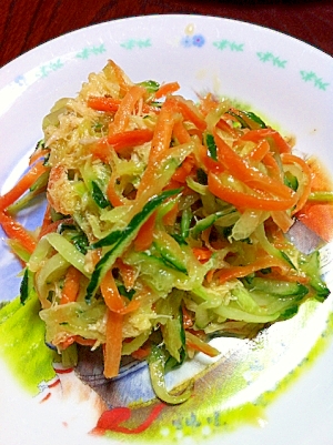 白い器に盛られたルバーブときゅうりとツナの和え物