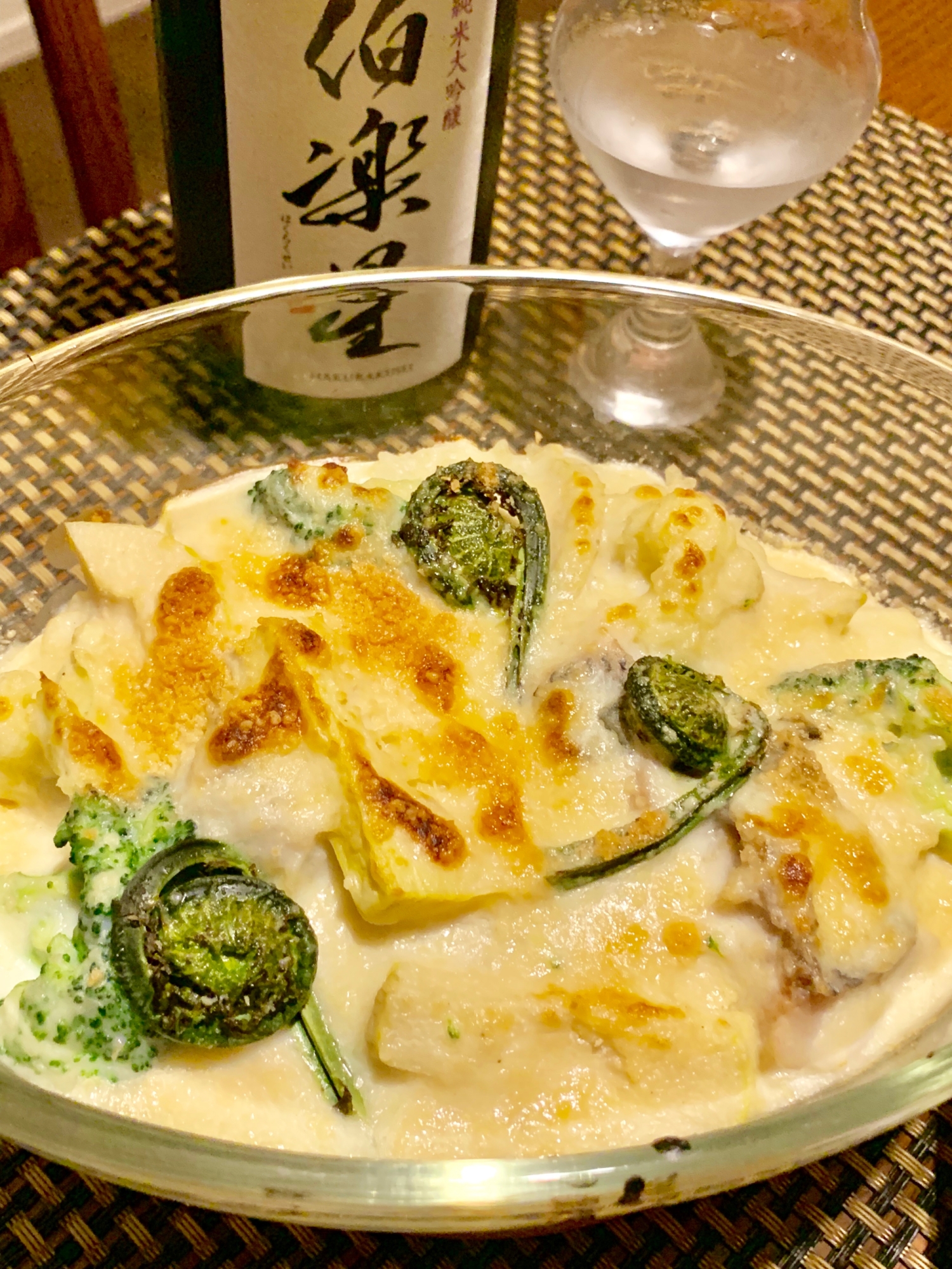 たけのことこごみのドリアが透明の器に盛り付けられているところ