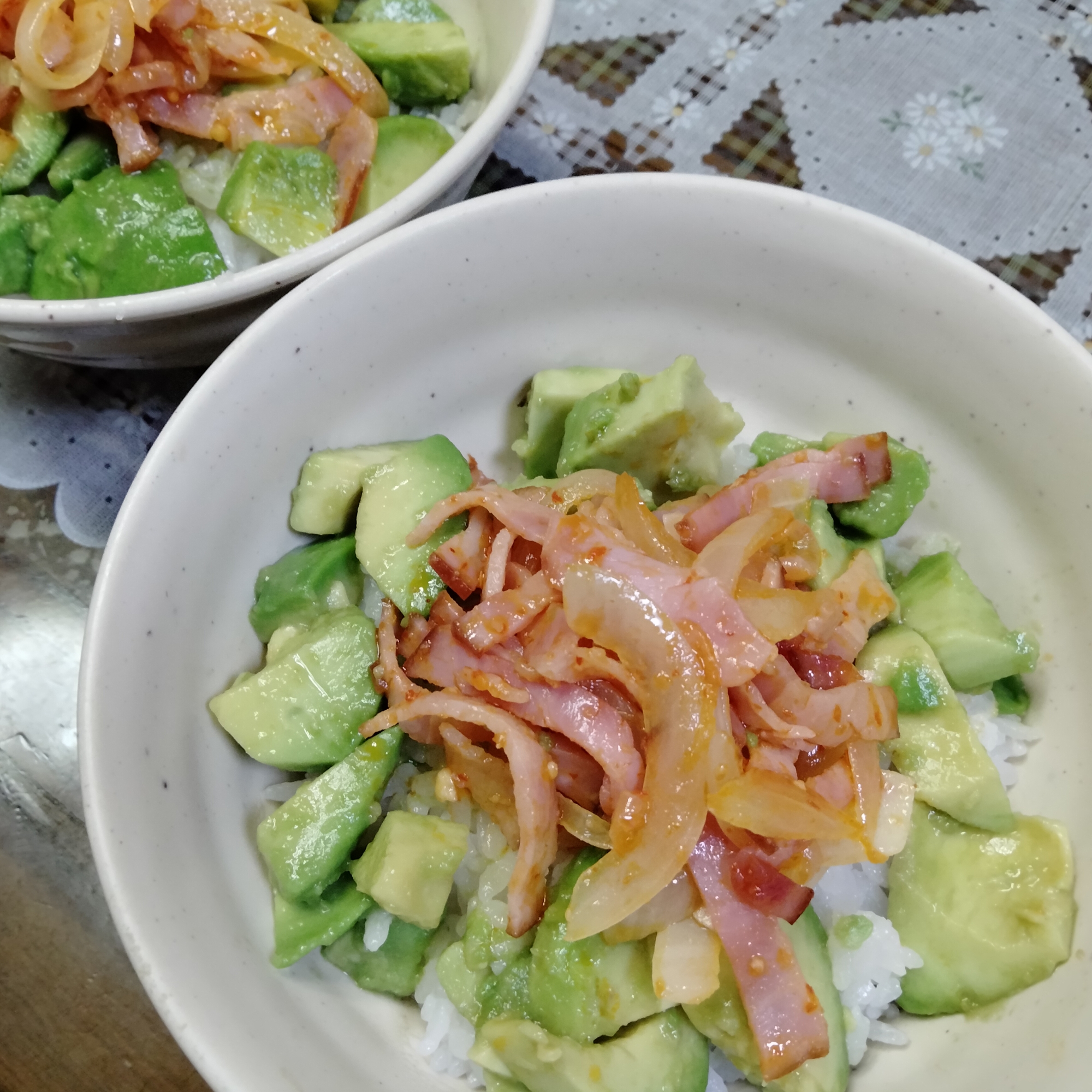 アボカド丼　めんつゆ、豆板醤味