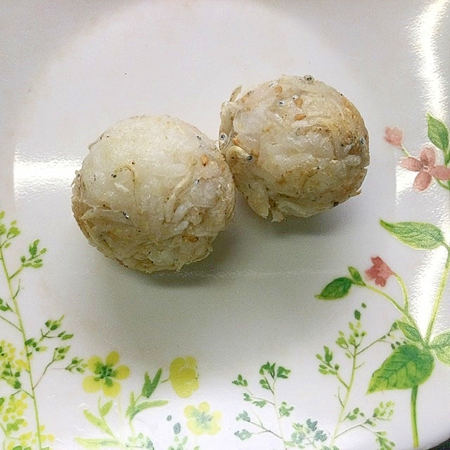 たこ焼き器で！しらすとすりごまの焼きおにぎり