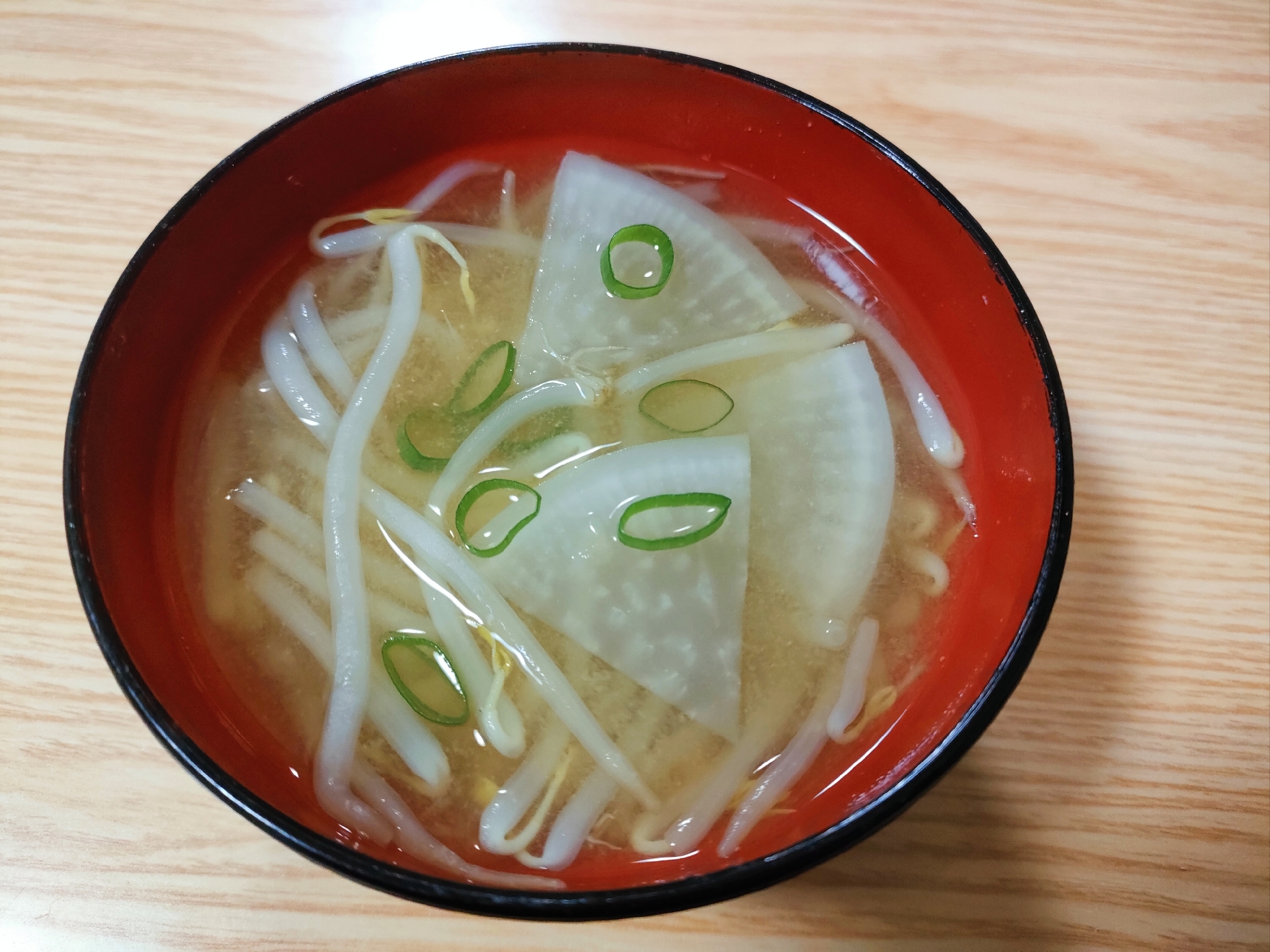 もやしと大根と小ねぎの味噌汁