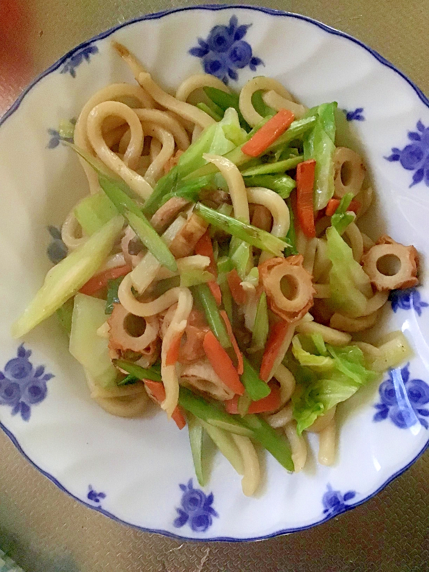 竹輪とニンニクの芽の焼うどん（醤油味）